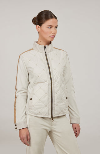 Leichte Damenjacke in moderner Quilt-Optik mit feminin-lockerer Silhouette. Der hochwertige Natural Powerstretch-Leinen-Materialmix sorgt für angenehmen Komfort und sportive Eleganz. Feine Leinen-Details an Kragen, Schultern und Ärmelabschlüssen sowie dezente Alcantara-Akzente verleihen der Jacke ihre besondere Wertigkeit. Mit kleinem Stehkragen, Reißverschluss und zwei Taschen mit Metalldruckknöpfen. Vielseitig kombinierbar – für urbane und sportive Looks.