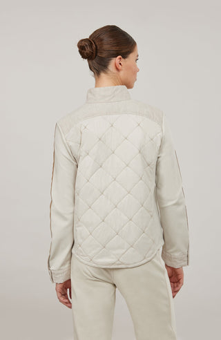 Leichte Damenjacke in moderner Quilt-Optik mit feminin-lockerer Silhouette. Der hochwertige Natural Powerstretch-Leinen-Materialmix sorgt für angenehmen Komfort und sportive Eleganz. Feine Leinen-Details an Kragen, Schultern und Ärmelabschlüssen sowie dezente Alcantara-Akzente verleihen der Jacke ihre besondere Wertigkeit. Mit kleinem Stehkragen, Reißverschluss und zwei Taschen mit Metalldruckknöpfen. Vielseitig kombinierbar – für urbane und sportive Looks.