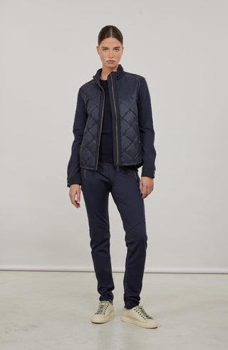Leichte Damenjacke in moderner Quilt-Optik mit feminin-lockerer Silhouette. Der hochwertige Natural Powerstretch-Leinen-Materialmix sorgt für angenehmen Komfort und sportive Eleganz. Feine Leinen-Details an Kragen, Schultern und Ärmelabschlüssen sowie dezente Alcantara-Akzente verleihen der Jacke ihre besondere Wertigkeit. Mit kleinem Stehkragen, Reißverschluss und zwei Taschen mit Metalldruckknöpfen. Vielseitig kombinierbar – für urbane und sportive Looks.