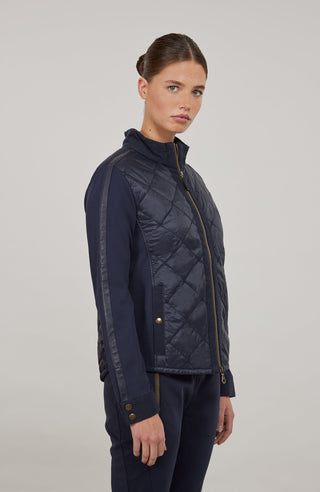 Leichte Damenjacke in moderner Quilt-Optik mit feminin-lockerer Silhouette. Der hochwertige Natural Powerstretch-Leinen-Materialmix sorgt für angenehmen Komfort und sportive Eleganz. Feine Leinen-Details an Kragen, Schultern und Ärmelabschlüssen sowie dezente Alcantara-Akzente verleihen der Jacke ihre besondere Wertigkeit. Mit kleinem Stehkragen, Reißverschluss und zwei Taschen mit Metalldruckknöpfen. Vielseitig kombinierbar – für urbane und sportive Looks.