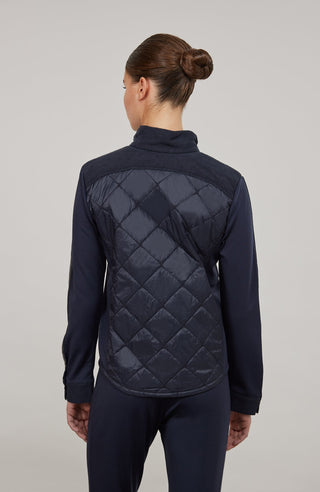 Leichte Damenjacke in moderner Quilt-Optik mit feminin-lockerer Silhouette. Der hochwertige Natural Powerstretch-Leinen-Materialmix sorgt für angenehmen Komfort und sportive Eleganz. Feine Leinen-Details an Kragen, Schultern und Ärmelabschlüssen sowie dezente Alcantara-Akzente verleihen der Jacke ihre besondere Wertigkeit. Mit kleinem Stehkragen, Reißverschluss und zwei Taschen mit Metalldruckknöpfen. Vielseitig kombinierbar – für urbane und sportive Looks.
