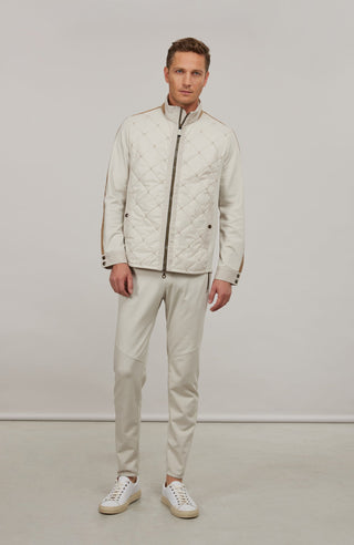 Maskuline Herrenjacke in moderner Quilt-Optik mit sportiv-lässiger Silhouette. Der exklusive Materialmix aus Natural Powerstretch und Leinen verbindet Leichtigkeit, Komfort und eine markante Struktur. Feine Leinen-Details an Kragen, Schultern und Ärmelabschlüssen sowie dezente Alcantara-Akzente verleihen der Jacke ihre charaktervolle Wertigkeit. Mit kleinem Stehkragen, Reißverschluss und zwei Taschen mit Metall-Druckknöpfen. Vielseitig kombinierbar – für urbane und sportive Looks mit modernem Anspruch.
