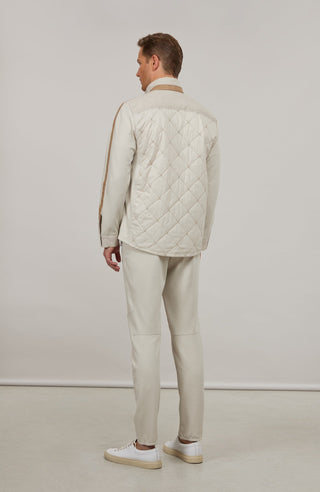 Maskuline Herrenjacke in moderner Quilt-Optik mit sportiv-lässiger Silhouette. Der exklusive Materialmix aus Natural Powerstretch und Leinen verbindet Leichtigkeit, Komfort und eine markante Struktur. Feine Leinen-Details an Kragen, Schultern und Ärmelabschlüssen sowie dezente Alcantara-Akzente verleihen der Jacke ihre charaktervolle Wertigkeit. Mit kleinem Stehkragen, Reißverschluss und zwei Taschen mit Metall-Druckknöpfen. Vielseitig kombinierbar – für urbane und sportive Looks mit modernem Anspruch.
