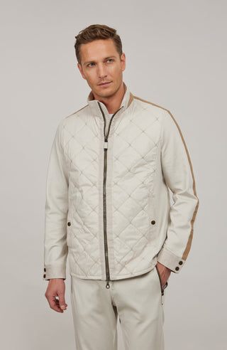 Maskuline Herrenjacke in moderner Quilt-Optik mit sportiv-lässiger Silhouette. Der exklusive Materialmix aus Natural Powerstretch und Leinen verbindet Leichtigkeit, Komfort und eine markante Struktur. Feine Leinen-Details an Kragen, Schultern und Ärmelabschlüssen sowie dezente Alcantara-Akzente verleihen der Jacke ihre charaktervolle Wertigkeit. Mit kleinem Stehkragen, Reißverschluss und zwei Taschen mit Metall-Druckknöpfen. Vielseitig kombinierbar – für urbane und sportive Looks mit modernem Anspruch.
