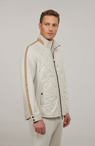 Maskuline Herrenjacke in moderner Quilt-Optik mit sportiv-lässiger Silhouette. Der exklusive Materialmix aus Natural Powerstretch und Leinen verbindet Leichtigkeit, Komfort und eine markante Struktur. Feine Leinen-Details an Kragen, Schultern und Ärmelabschlüssen sowie dezente Alcantara-Akzente verleihen der Jacke ihre charaktervolle Wertigkeit. Mit kleinem Stehkragen, Reißverschluss und zwei Taschen mit Metall-Druckknöpfen. Vielseitig kombinierbar – für urbane und sportive Looks mit modernem Anspruch.
