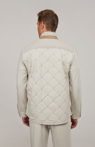 Maskuline Herrenjacke in moderner Quilt-Optik mit sportiv-lässiger Silhouette. Der exklusive Materialmix aus Natural Powerstretch und Leinen verbindet Leichtigkeit, Komfort und eine markante Struktur. Feine Leinen-Details an Kragen, Schultern und Ärmelabschlüssen sowie dezente Alcantara-Akzente verleihen der Jacke ihre charaktervolle Wertigkeit. Mit kleinem Stehkragen, Reißverschluss und zwei Taschen mit Metall-Druckknöpfen. Vielseitig kombinierbar – für urbane und sportive Looks mit modernem Anspruch.
