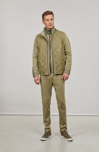 Maskuline Herrenjacke in moderner Quilt-Optik mit sportiv-lässiger Silhouette. Der exklusive Materialmix aus Natural Powerstretch und Leinen verbindet Leichtigkeit, Komfort und eine markante Struktur. Feine Leinen-Details an Kragen, Schultern und Ärmelabschlüssen sowie dezente Alcantara-Akzente verleihen der Jacke ihre charaktervolle Wertigkeit. Mit kleinem Stehkragen, Reißverschluss und zwei Taschen mit Metall-Druckknöpfen. Vielseitig kombinierbar – für urbane und sportive Looks mit modernem Anspruch.
