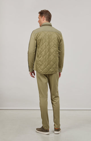 Maskuline Herrenjacke in moderner Quilt-Optik mit sportiv-lässiger Silhouette. Der exklusive Materialmix aus Natural Powerstretch und Leinen verbindet Leichtigkeit, Komfort und eine markante Struktur. Feine Leinen-Details an Kragen, Schultern und Ärmelabschlüssen sowie dezente Alcantara-Akzente verleihen der Jacke ihre charaktervolle Wertigkeit. Mit kleinem Stehkragen, Reißverschluss und zwei Taschen mit Metall-Druckknöpfen. Vielseitig kombinierbar – für urbane und sportive Looks mit modernem Anspruch.
