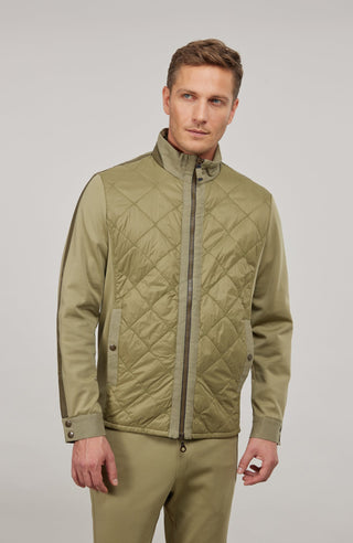 Maskuline Herrenjacke in moderner Quilt-Optik mit sportiv-lässiger Silhouette. Der exklusive Materialmix aus Natural Powerstretch und Leinen verbindet Leichtigkeit, Komfort und eine markante Struktur. Feine Leinen-Details an Kragen, Schultern und Ärmelabschlüssen sowie dezente Alcantara-Akzente verleihen der Jacke ihre charaktervolle Wertigkeit. Mit kleinem Stehkragen, Reißverschluss und zwei Taschen mit Metall-Druckknöpfen. Vielseitig kombinierbar – für urbane und sportive Looks mit modernem Anspruch.
