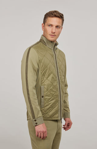 Maskuline Herrenjacke in moderner Quilt-Optik mit sportiv-lässiger Silhouette. Der exklusive Materialmix aus Natural Powerstretch und Leinen verbindet Leichtigkeit, Komfort und eine markante Struktur. Feine Leinen-Details an Kragen, Schultern und Ärmelabschlüssen sowie dezente Alcantara-Akzente verleihen der Jacke ihre charaktervolle Wertigkeit. Mit kleinem Stehkragen, Reißverschluss und zwei Taschen mit Metall-Druckknöpfen. Vielseitig kombinierbar – für urbane und sportive Looks mit modernem Anspruch.
