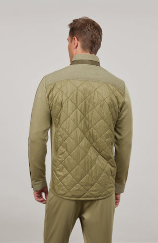 Maskuline Herrenjacke in moderner Quilt-Optik mit sportiv-lässiger Silhouette. Der exklusive Materialmix aus Natural Powerstretch und Leinen verbindet Leichtigkeit, Komfort und eine markante Struktur. Feine Leinen-Details an Kragen, Schultern und Ärmelabschlüssen sowie dezente Alcantara-Akzente verleihen der Jacke ihre charaktervolle Wertigkeit. Mit kleinem Stehkragen, Reißverschluss und zwei Taschen mit Metall-Druckknöpfen. Vielseitig kombinierbar – für urbane und sportive Looks mit modernem Anspruch.
