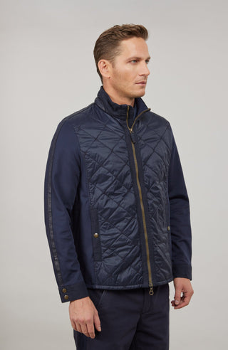 Maskuline Herrenjacke in moderner Quilt-Optik mit sportiv-lässiger Silhouette. Der exklusive Materialmix aus Natural Powerstretch und Leinen verbindet Leichtigkeit, Komfort und eine markante Struktur. Feine Leinen-Details an Kragen, Schultern und Ärmelabschlüssen sowie dezente Alcantara-Akzente verleihen der Jacke ihre charaktervolle Wertigkeit. Mit kleinem Stehkragen, Reißverschluss und zwei Taschen mit Metall-Druckknöpfen. Vielseitig kombinierbar – für urbane und sportive Looks mit modernem Anspruch.
