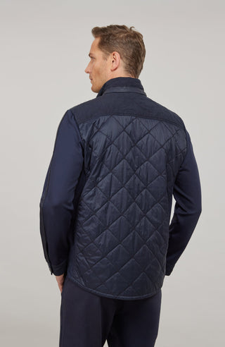 Maskuline Herrenjacke in moderner Quilt-Optik mit sportiv-lässiger Silhouette. Der exklusive Materialmix aus Natural Powerstretch und Leinen verbindet Leichtigkeit, Komfort und eine markante Struktur. Feine Leinen-Details an Kragen, Schultern und Ärmelabschlüssen sowie dezente Alcantara-Akzente verleihen der Jacke ihre charaktervolle Wertigkeit. Mit kleinem Stehkragen, Reißverschluss und zwei Taschen mit Metall-Druckknöpfen. Vielseitig kombinierbar – für urbane und sportive Looks mit modernem Anspruch.
