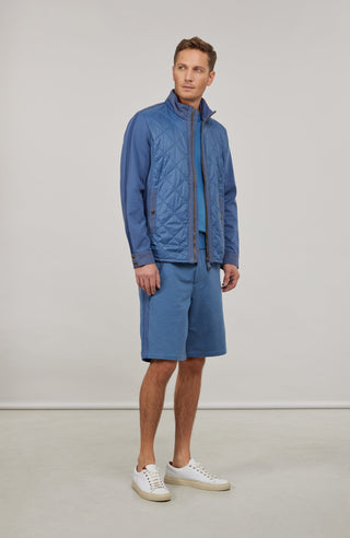 Maskuline Herrenjacke in moderner Quilt-Optik mit sportiv-lässiger Silhouette. Der exklusive Materialmix aus Natural Powerstretch und Leinen verbindet Leichtigkeit, Komfort und eine markante Struktur. Feine Leinen-Details an Kragen, Schultern und Ärmelabschlüssen sowie dezente Alcantara-Akzente verleihen der Jacke ihre charaktervolle Wertigkeit. Mit kleinem Stehkragen, Reißverschluss und zwei Taschen mit Metall-Druckknöpfen. Vielseitig kombinierbar – für urbane und sportive Looks mit modernem Anspruch.

