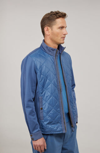 Maskuline Herrenjacke in moderner Quilt-Optik mit sportiv-lässiger Silhouette. Der exklusive Materialmix aus Natural Powerstretch und Leinen verbindet Leichtigkeit, Komfort und eine markante Struktur. Feine Leinen-Details an Kragen, Schultern und Ärmelabschlüssen sowie dezente Alcantara-Akzente verleihen der Jacke ihre charaktervolle Wertigkeit. Mit kleinem Stehkragen, Reißverschluss und zwei Taschen mit Metall-Druckknöpfen. Vielseitig kombinierbar – für urbane und sportive Looks mit modernem Anspruch.
