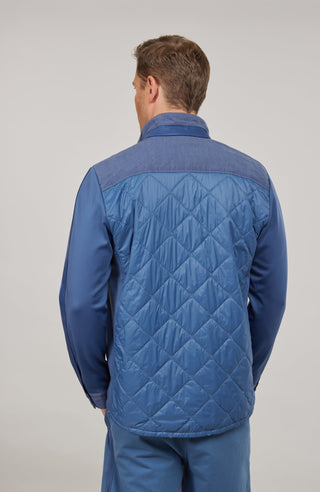 Maskuline Herrenjacke in moderner Quilt-Optik mit sportiv-lässiger Silhouette. Der exklusive Materialmix aus Natural Powerstretch und Leinen verbindet Leichtigkeit, Komfort und eine markante Struktur. Feine Leinen-Details an Kragen, Schultern und Ärmelabschlüssen sowie dezente Alcantara-Akzente verleihen der Jacke ihre charaktervolle Wertigkeit. Mit kleinem Stehkragen, Reißverschluss und zwei Taschen mit Metall-Druckknöpfen. Vielseitig kombinierbar – für urbane und sportive Looks mit modernem Anspruch.
