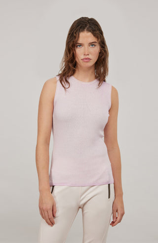 Luxus zum Wohlfühlen: Dieses Shirt aus feinstem italienischem Garn vereint Merinowolle, Seide und Cashmere – für ein leichtes, weiches Tragegefühl mit edlem Glanz. Die aufwendige Stückfärbung macht jedes Teil einzigartig und verleiht ihm einen modernen Vintage-Look. Qualität, die man sieht und spürt.