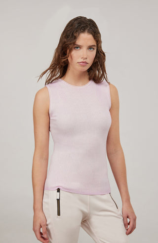 Luxus zum Wohlfühlen: Dieses Shirt aus feinstem italienischem Garn vereint Merinowolle, Seide und Cashmere – für ein leichtes, weiches Tragegefühl mit edlem Glanz. Die aufwendige Stückfärbung macht jedes Teil einzigartig und verleiht ihm einen modernen Vintage-Look. Qualität, die man sieht und spürt.