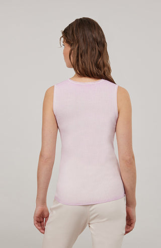 Luxus zum Wohlfühlen: Dieses Shirt aus feinstem italienischem Garn vereint Merinowolle, Seide und Cashmere – für ein leichtes, weiches Tragegefühl mit edlem Glanz. Die aufwendige Stückfärbung macht jedes Teil einzigartig und verleiht ihm einen modernen Vintage-Look. Qualität, die man sieht und spürt.