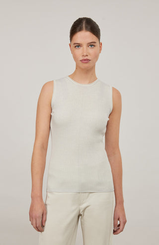 Luxus zum Wohlfühlen: Dieses Shirt aus feinstem italienischem Garn vereint Merinowolle, Seide und Cashmere – für ein leichtes, weiches Tragegefühl mit edlem Glanz. Die aufwendige Stückfärbung macht jedes Teil einzigartig und verleiht ihm einen modernen Vintage-Look. Qualität, die man sieht und spürt.