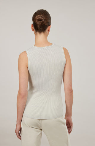 Luxus zum Wohlfühlen: Dieses Shirt aus feinstem italienischem Garn vereint Merinowolle, Seide und Cashmere – für ein leichtes, weiches Tragegefühl mit edlem Glanz. Die aufwendige Stückfärbung macht jedes Teil einzigartig und verleiht ihm einen modernen Vintage-Look. Qualität, die man sieht und spürt.