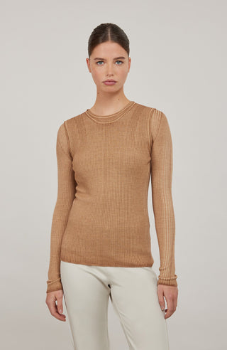 Luxus zum Wohlfühlen: Dieses Shirt aus feinstem italienischem Garn vereint Merinowolle, Seide und Cashmere – für ein leichtes, weiches Tragegefühl mit edlem Glanz. Die aufwendige Stückfärbung macht jedes Teil einzigartig und verleiht ihm einen modernen Vintage-Look. Qualität, die man sieht und spürt.