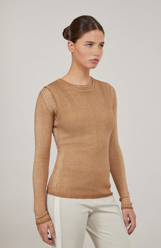 Luxus zum Wohlfühlen: Dieses Shirt aus feinstem italienischem Garn vereint Merinowolle, Seide und Cashmere – für ein leichtes, weiches Tragegefühl mit edlem Glanz. Die aufwendige Stückfärbung macht jedes Teil einzigartig und verleiht ihm einen modernen Vintage-Look. Qualität, die man sieht und spürt.
