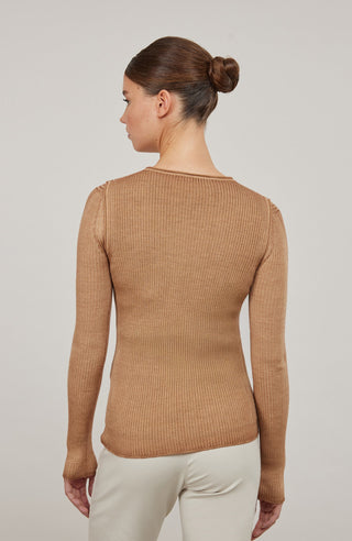 Luxus zum Wohlfühlen: Dieses Shirt aus feinstem italienischem Garn vereint Merinowolle, Seide und Cashmere – für ein leichtes, weiches Tragegefühl mit edlem Glanz. Die aufwendige Stückfärbung macht jedes Teil einzigartig und verleiht ihm einen modernen Vintage-Look. Qualität, die man sieht und spürt.