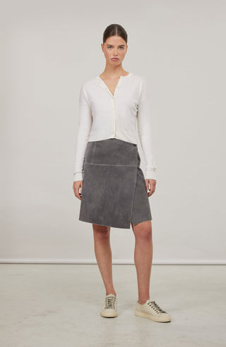 Luxuriöse Damen-Strickjacke aus Wolle, Kaschmir und Seide mit lockerem, leicht verkürztem Schnitt. Besonders weich auf der Haut, mit klassischen Rundhalsausschnitt und Rippbündchen an Ärmeln und Saum. Vielseitig kombinierbar für elegante oder lässige Looks.