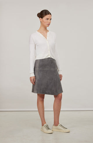 Luxuriöse Damen-Strickjacke aus Wolle, Kaschmir und Seide mit lockerem, leicht verkürztem Schnitt. Besonders weich auf der Haut, mit klassischen Rundhalsausschnitt und Rippbündchen an Ärmeln und Saum. Vielseitig kombinierbar für elegante oder lässige Looks.