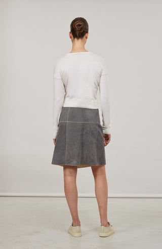 Luxuriöse Damen-Strickjacke aus Wolle, Kaschmir und Seide mit lockerem, leicht verkürztem Schnitt. Besonders weich auf der Haut, mit klassischen Rundhalsausschnitt und Rippbündchen an Ärmeln und Saum. Vielseitig kombinierbar für elegante oder lässige Looks.