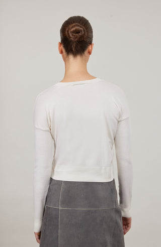 Luxuriöse Damen-Strickjacke aus Wolle, Kaschmir und Seide mit lockerem, leicht verkürztem Schnitt. Besonders weich auf der Haut, mit klassischen Rundhalsausschnitt und Rippbündchen an Ärmeln und Saum. Vielseitig kombinierbar für elegante oder lässige Looks.
