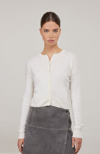 Luxuriöse Damen-Strickjacke aus Wolle, Kaschmir und Seide mit lockerem, leicht verkürztem Schnitt. Besonders weich auf der Haut, mit klassischen Rundhalsausschnitt und Rippbündchen an Ärmeln und Saum. Vielseitig kombinierbar für elegante oder lässige Looks.