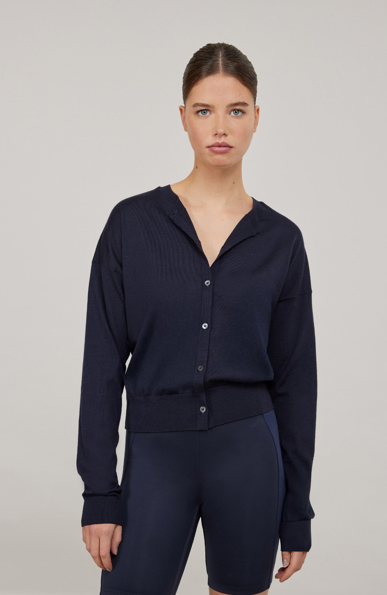 Luxuriöse Damen-Strickjacke aus Wolle, Kaschmir und Seide mit lockerem, leicht verkürztem Schnitt. Besonders weich auf der Haut, mit klassischen Rundhalsausschnitt und Rippbündchen an Ärmeln und Saum. Vielseitig kombinierbar für elegante oder lässige Looks.