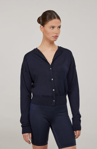 Luxuriöse Damen-Strickjacke aus Wolle, Kaschmir und Seide mit lockerem, leicht verkürztem Schnitt. Besonders weich auf der Haut, mit klassischen Rundhalsausschnitt und Rippbündchen an Ärmeln und Saum. Vielseitig kombinierbar für elegante oder lässige Looks.
