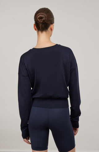Luxuriöse Damen-Strickjacke aus Wolle, Kaschmir und Seide mit lockerem, leicht verkürztem Schnitt. Besonders weich auf der Haut, mit klassischen Rundhalsausschnitt und Rippbündchen an Ärmeln und Saum. Vielseitig kombinierbar für elegante oder lässige Looks.