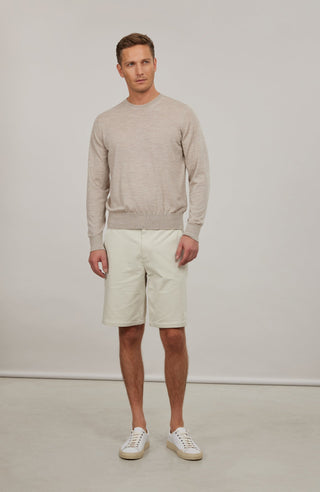 Herren-Pullover aus hochwertiger, weicher Wollqualität mit klassischem Rundhalsausschnitt und zeitlosem Design. Angenehm auf der Haut zu tragen, mit Rippstrick an Bündchen und Saum für eine optimale Passform. Vielseitig kombinierbar – elegant unter dem Sakko oder lässig zur Jeans.
