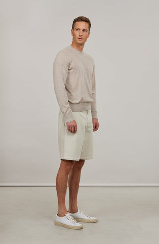 Herren-Pullover aus hochwertiger, weicher Wollqualität mit klassischem Rundhalsausschnitt und zeitlosem Design. Angenehm auf der Haut zu tragen, mit Rippstrick an Bündchen und Saum für eine optimale Passform. Vielseitig kombinierbar – elegant unter dem Sakko oder lässig zur Jeans.
