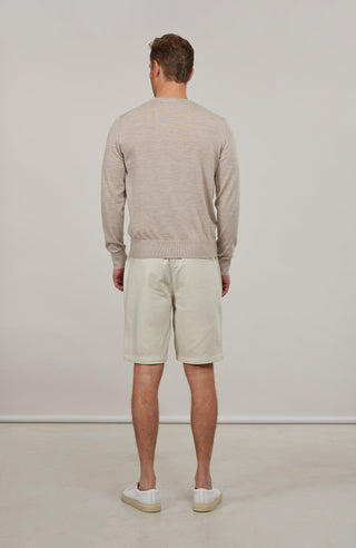 Herren-Pullover aus hochwertiger, weicher Wollqualität mit klassischem Rundhalsausschnitt und zeitlosem Design. Angenehm auf der Haut zu tragen, mit Rippstrick an Bündchen und Saum für eine optimale Passform. Vielseitig kombinierbar – elegant unter dem Sakko oder lässig zur Jeans.
