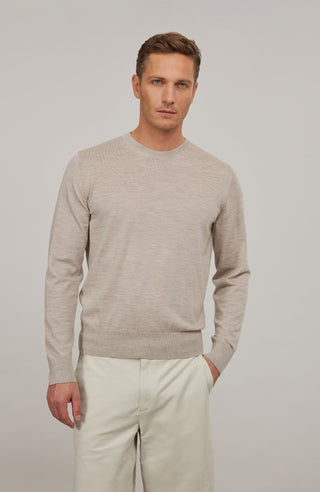 Herren-Pullover aus hochwertiger, weicher Wollqualität mit klassischem Rundhalsausschnitt und zeitlosem Design. Angenehm auf der Haut zu tragen, mit Rippstrick an Bündchen und Saum für eine optimale Passform. Vielseitig kombinierbar – elegant unter dem Sakko oder lässig zur Jeans.
