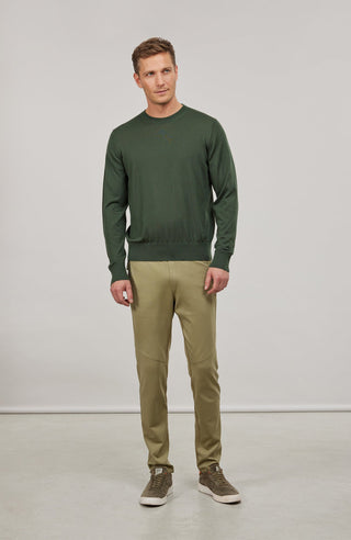 Herren-Pullover aus hochwertiger, weicher Wollqualität mit klassischem Rundhalsausschnitt und zeitlosem Design. Angenehm auf der Haut zu tragen, mit Rippstrick an Bündchen und Saum für eine optimale Passform. Vielseitig kombinierbar – elegant unter dem Sakko oder lässig zur Jeans.
