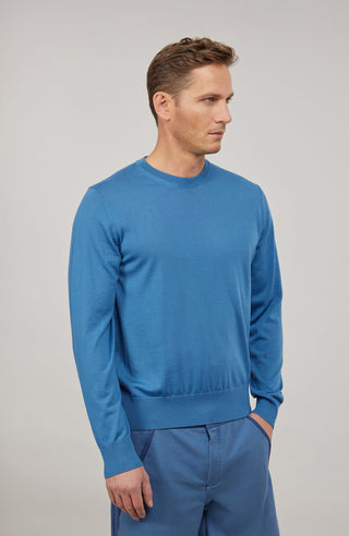 Herren-Pullover aus hochwertiger, weicher Wollqualität mit klassischem Rundhalsausschnitt und zeitlosem Design. Angenehm auf der Haut zu tragen, mit Rippstrick an Bündchen und Saum für eine optimale Passform. Vielseitig kombinierbar – elegant unter dem Sakko oder lässig zur Jeans.

