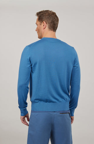 Herren-Pullover aus hochwertiger, weicher Wollqualität mit klassischem Rundhalsausschnitt und zeitlosem Design. Angenehm auf der Haut zu tragen, mit Rippstrick an Bündchen und Saum für eine optimale Passform. Vielseitig kombinierbar – elegant unter dem Sakko oder lässig zur Jeans.
