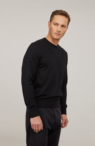 Herren-Pullover aus hochwertiger, weicher Wollqualität mit klassischem Rundhalsausschnitt und zeitlosem Design. Angenehm auf der Haut zu tragen, mit Rippstrick an Bündchen und Saum für eine optimale Passform. Vielseitig kombinierbar – elegant unter dem Sakko oder lässig zur Jeans.
