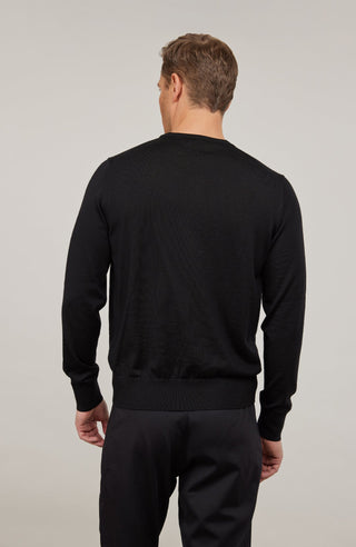 Herren-Pullover aus hochwertiger, weicher Wollqualität mit klassischem Rundhalsausschnitt und zeitlosem Design. Angenehm auf der Haut zu tragen, mit Rippstrick an Bündchen und Saum für eine optimale Passform. Vielseitig kombinierbar – elegant unter dem Sakko oder lässig zur Jeans.
