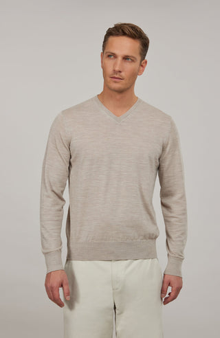 Herren-Pullover mit klassischem V-Ausschnitt aus feiner, hochwertiger Wollqualität aus Italien. Besonders weich und angenehm auf der Haut, mit zeitlosem Design und feiner Strickstruktur. Rippstrickbündchen an Ärmeln und Saum sorgen für eine optimale Passform. Vielseitig kombinierbar – elegant unter dem Sakko oder lässig zur Jeans.