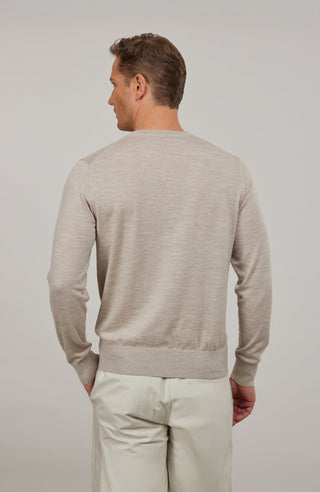 Herren-Pullover mit klassischem V-Ausschnitt aus feiner, hochwertiger Wollqualität aus Italien. Besonders weich und angenehm auf der Haut, mit zeitlosem Design und feiner Strickstruktur. Rippstrickbündchen an Ärmeln und Saum sorgen für eine optimale Passform. Vielseitig kombinierbar – elegant unter dem Sakko oder lässig zur Jeans.