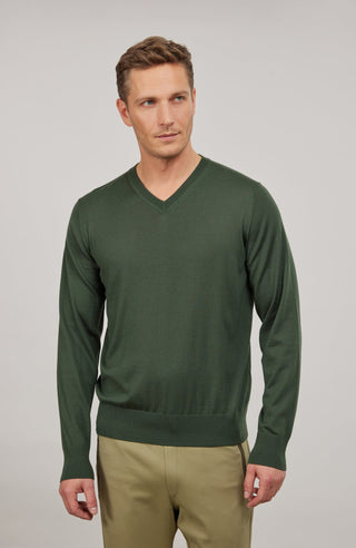 Herren-Pullover mit klassischem V-Ausschnitt aus feiner, hochwertiger Wollqualität aus Italien. Besonders weich und angenehm auf der Haut, mit zeitlosem Design und feiner Strickstruktur. Rippstrickbündchen an Ärmeln und Saum sorgen für eine optimale Passform. Vielseitig kombinierbar – elegant unter dem Sakko oder lässig zur Jeans.