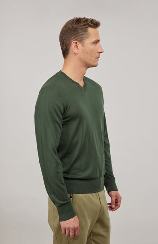 Herren-Pullover mit klassischem V-Ausschnitt aus feiner, hochwertiger Wollqualität aus Italien. Besonders weich und angenehm auf der Haut, mit zeitlosem Design und feiner Strickstruktur. Rippstrickbündchen an Ärmeln und Saum sorgen für eine optimale Passform. Vielseitig kombinierbar – elegant unter dem Sakko oder lässig zur Jeans.