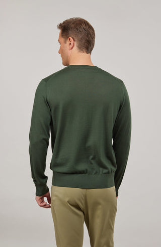 Herren-Pullover mit klassischem V-Ausschnitt aus feiner, hochwertiger Wollqualität aus Italien. Besonders weich und angenehm auf der Haut, mit zeitlosem Design und feiner Strickstruktur. Rippstrickbündchen an Ärmeln und Saum sorgen für eine optimale Passform. Vielseitig kombinierbar – elegant unter dem Sakko oder lässig zur Jeans.